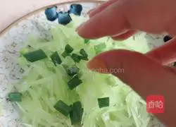 Illustration of how to make cold lettuce 3