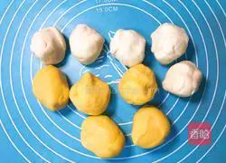 Illustration of how to make imitation banana steamed buns 5