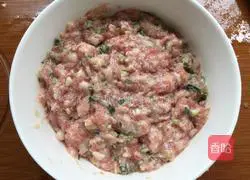 Illustration of how to make fresh meat wontons 7