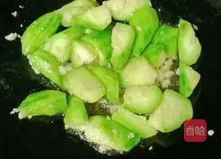 Illustration of how to make luffa, mushroom and egg drop soup 10