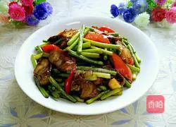 Illustration of how to make fried sausage with garlic moss 8