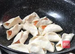 Illustration of how to make carrot and beef pot stickers 18