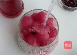 Illustration of how to make cranberry lime sparkling water 8