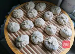 Illustration of how to make green radish meat buns 16