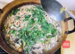 Illustration of how to make shredded bean noodle soup 9