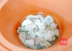 Illustration of how to make lettuce and chicken soup 8