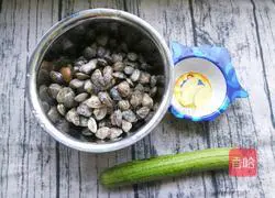 Illustration of how to make clam and luffa soup 1