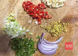 Illustration of how to make Sichuan style double pepper spicy soaked chicken feet 4