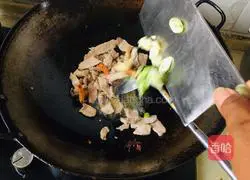 Illustration of how to make steamed beans and braised noodles 5