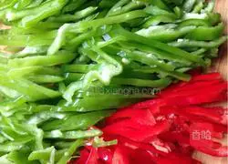 Illustration of how to stir-fry shredded pork with pepper 2