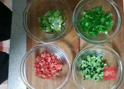 Illustration of how to make spring rolls with dumpling wrapper 3