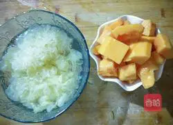 Illustration of how to make papaya and white fungus soup 2