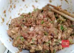 Handmade Illustration of how to make mushroom and pork dumplings 4