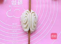 Illustration of how to make milk-flavored flower rolls 10