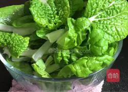 Illustration of how to make fungus and tomato noodle soup 3