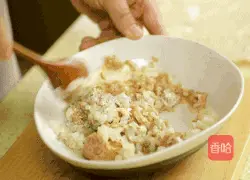 Illustration of how to make tuna rice roll 9