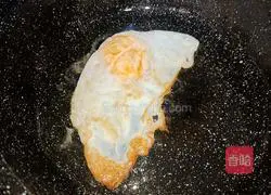 Illustration of how to make duck egg sauerkraut instant noodles 3 