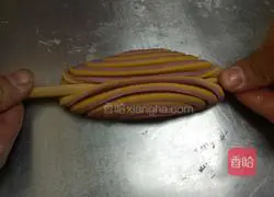 Illustration of how to make watermelon steamed buns 9