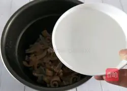 Illustration of how to make pig skin jelly 9