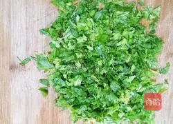 Illustration of how to make celery leaf egg pancake 2