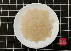 Illustration of how to make barley and white fungus soup 3