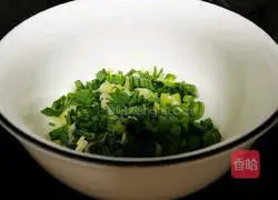 Illustration of how to make simple spiced egg pancakes 4