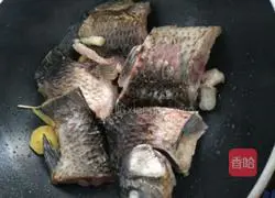 Illustration of how to make simple crucian carp tofu soup 2