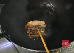 Illustration of how to make taro pork belly 4