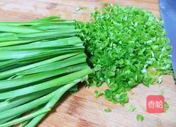 Illustration of how to make pork and garlic dumplings 3