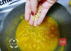 Illustration of how to make peach gum, pumpkin and pine nut soup 9