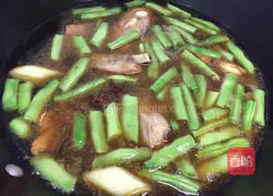 Illustration of how to make braised pork ribs and beans and noodles 10