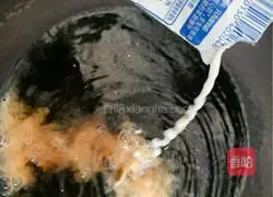 Illustration of how to make pearl milk tea 16