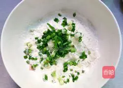 Illustration of how to make ham sausage, egg and scallion pancake 5