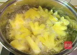 Illustration of how to make pineapple in sugar water 5