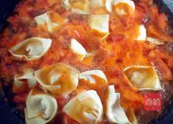 Illustration of how to make fresh meat wontons with tomato sauce 17