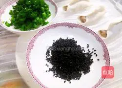 Illustration of how to make pot sticker dumplings stuffed with green and white radish and meat filling 17