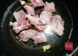 Illustration of how to make pork ribs noodle soup 3