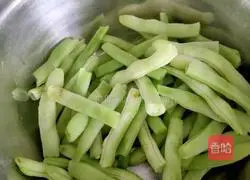 Illustration of how to make braised pork ribs and beans and noodles 4