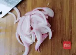 Illustration of how to mix onions with cucumbers 3