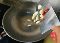 Illustration of how to stir-fry bacon with green pepper 2