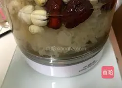 Illustration of how to make red dates, white fungus and lotus seed soup 7