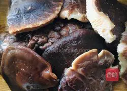 Illustration of how to make mushroom and pork dumplings 2