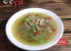 Illustration of how to make wolfberry, lettuce and shredded pork soup 8