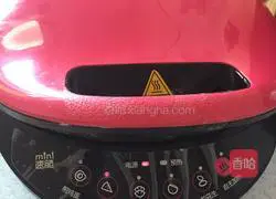 Illustration of how to make egg-flavored scallion pancakes 9