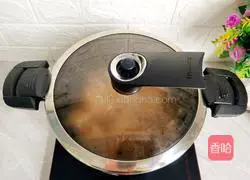 Lotus root stewed chicken soup illustration 9