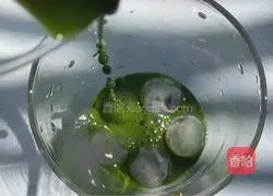 Illustration of how to make matcha milk coffee 5