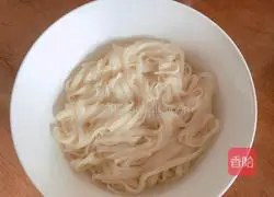 Illustration of how to make pea tip mushroom sauce noodles (Xiangha mushroom sauce) 9