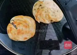 Illustration of how to make scallion pancake (dumpling skin version) 12