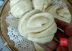 Illustration of how to make steamed buns rolled with flower oil 22