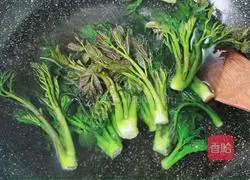 Illustration of how to make fried eggs with spinach buds 5